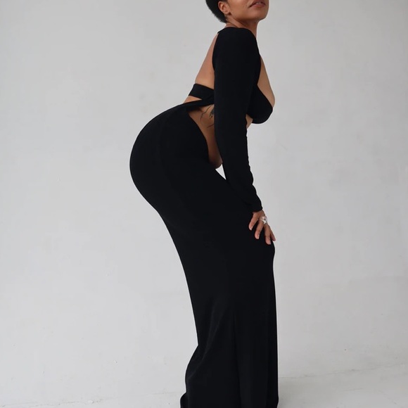 GRANDE FINALE GOWN BLACK MIRROR PALAIS ( SOLD OUT ) - Picture 4 of 5